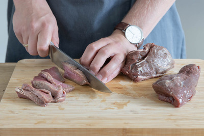 Rindfleisch in Streifen schneiden