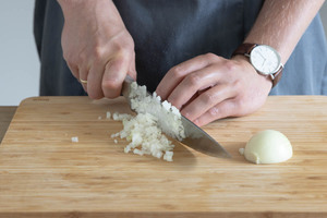 Zwiebel würfeln
