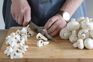 Geputzte Champignons vierteln
