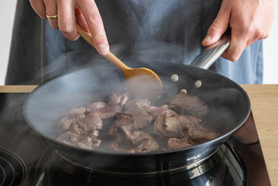 Rinderstreifen für das Boeuf Stroganoff scharf anbraten