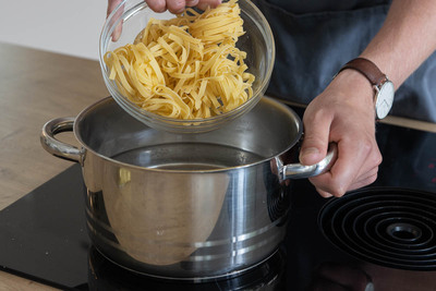 Tagliatelle in Salzwasser bissfest garen