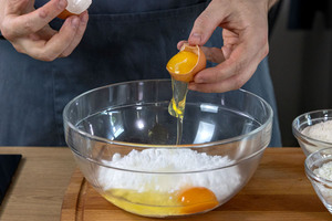 Eier zum Zucker geben
