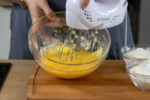 Eier mit Zucker schaumig schlagen