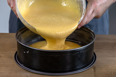 Eierlikörkuchen Teig in die Springform geben