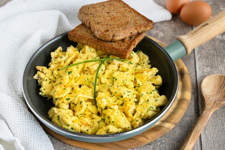 Einfaches Rührei mit Sahne Rezept eat.de