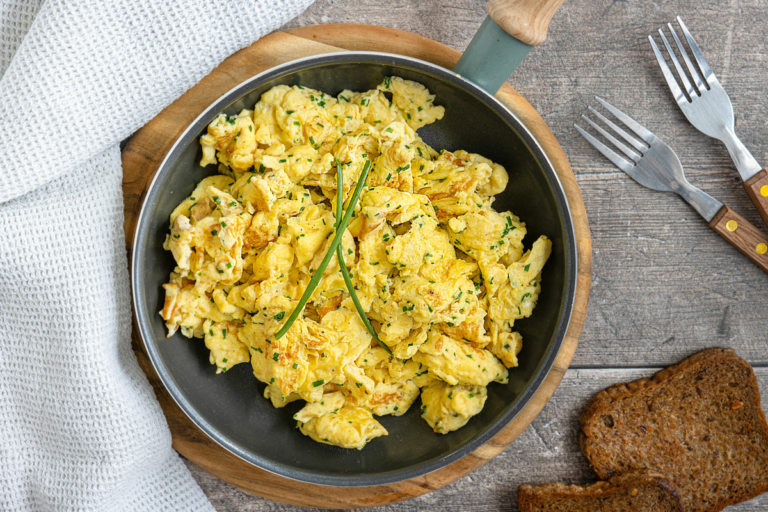 Einfaches Rührei mit Sahne Rezept eat.de