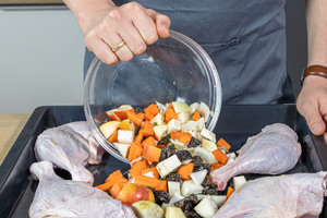Gemüse aufs Backblech geben