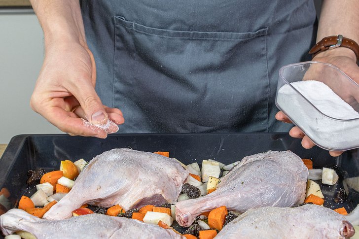 Entenkeulen salzen und danach bei Niedrigtemperatur in den Backofen geben
