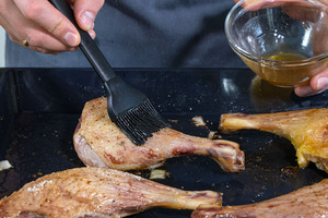Entenkeulen mit Marinade bestreichen