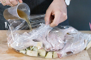 Zutaten in den Bratschlauch geben