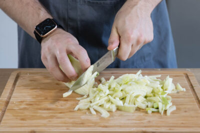Fenchel in feine Streifen schneiden