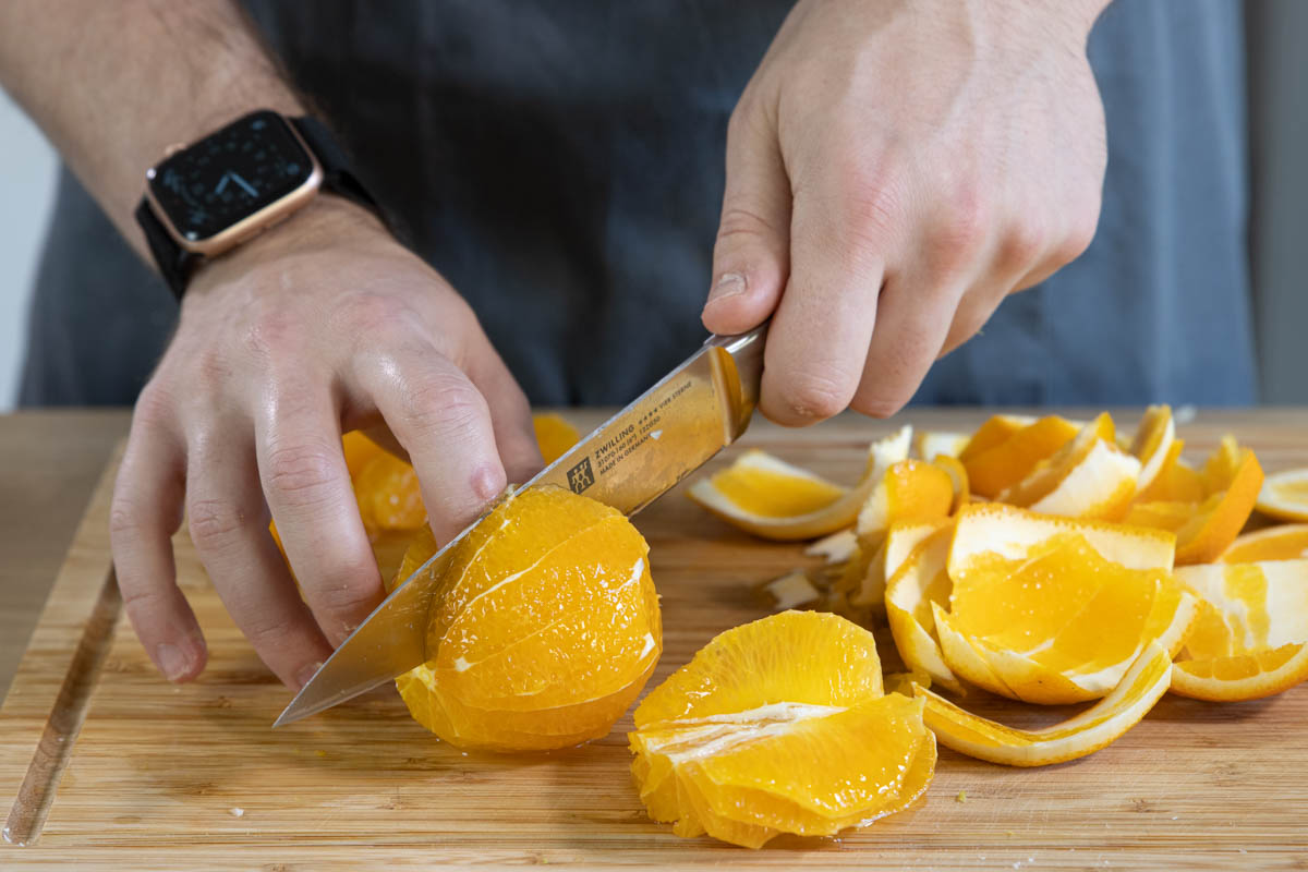 Orangenfilets herausschneiden