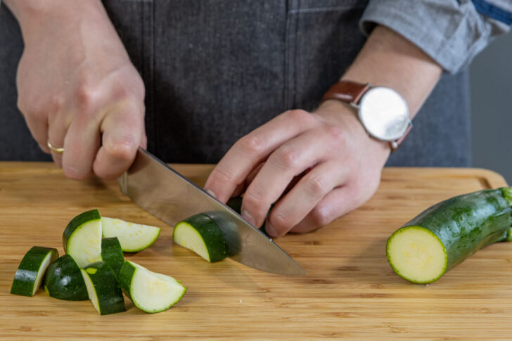Zucchini klein schneiden