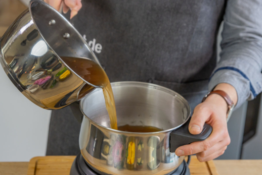 Brühe in Fonduebehälter füllen
