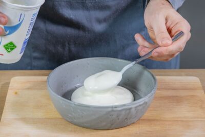 Joghurt in Schüssel geben