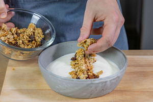 Knuspermüsli auf Joghurt verteilen