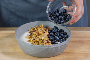 Frühstücks Bowl mit Heidelbeeren dekorieren