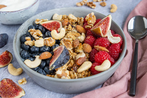 Gesunde Frühstücks-Joghurt-Bowl mit Früchten