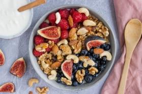 Gesunde Frühstücks-Joghurt-Bowl mit Früchten