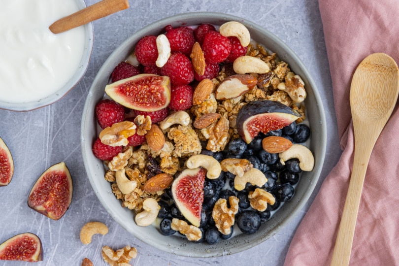 Gesunde Frühstücks-Joghurt-Bowl mit Früchten