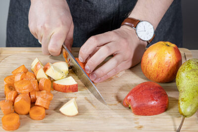 Obst und Gemüse für die Füllung schneiden