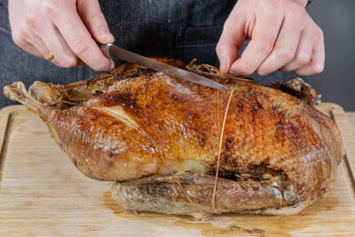 fertigen Gänsebraten aus dem Bräter nehmen