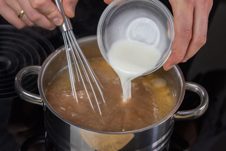 Gänsebraten-Soße mit Speisestärke abbinden