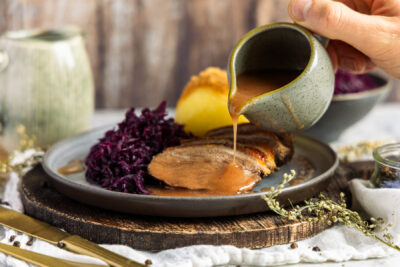 knusprige Gänsebrust aus dem Backofen mit Soße servieren