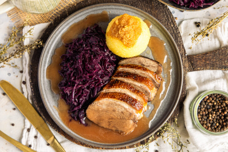 knusprige Gänsebrust aus dem Backofen mit Rotkohl und Klößen