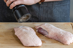 Gänsebrust mit Salz und Pfeffer würzen