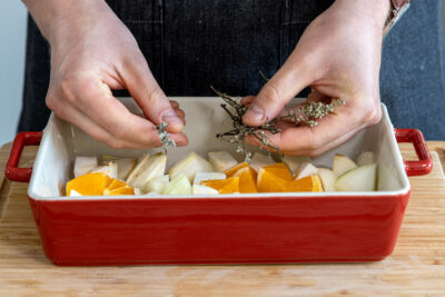 Beifuß mit Gemüse und Orange mischen