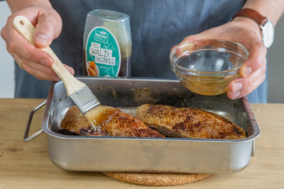 Gänsebrust mit Honig einstreichen