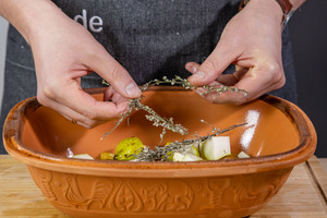 Beifuß in Römertopf legen