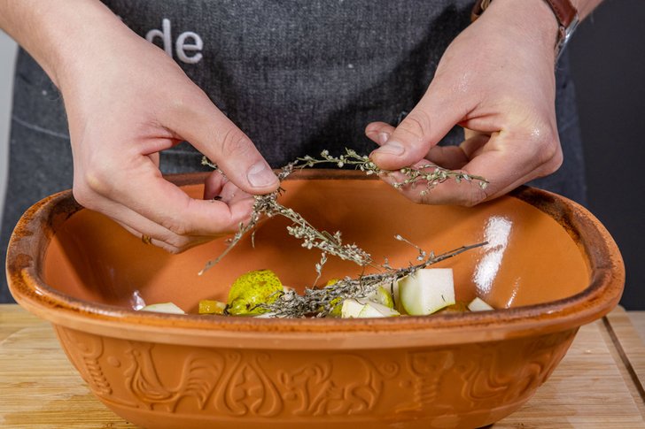 Beifuß in Römertopf legen