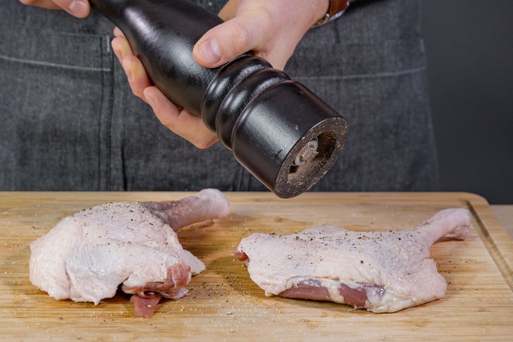 Gänsekeulen salzen und pfeffern