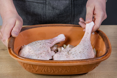 Gänsekeulen in Römertopf legen