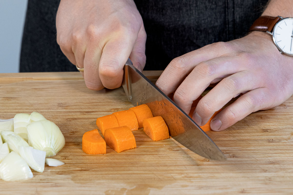 Karotten und Zwiebeln schneiden