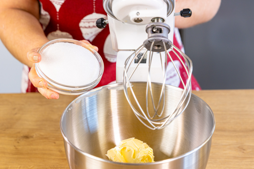Zucker und Butter aufschlagen