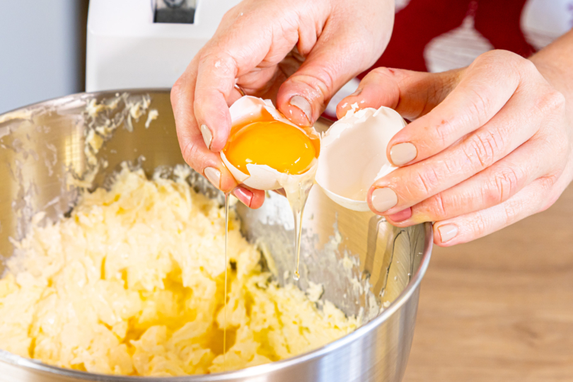 Eier unter den Teig rühren