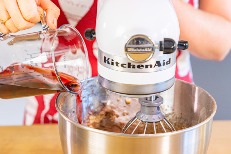 Glühwein unter den Teig rühren