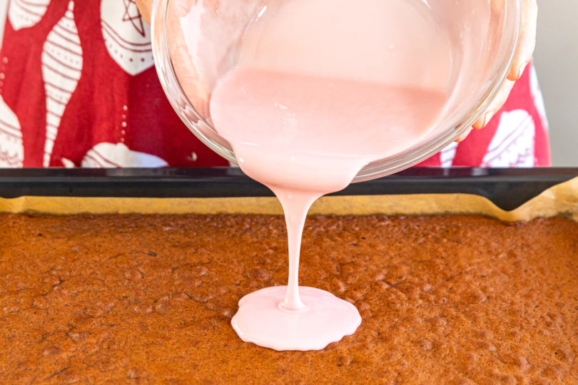 Glühweinzuckerguss auf dem Kuchen verteilen