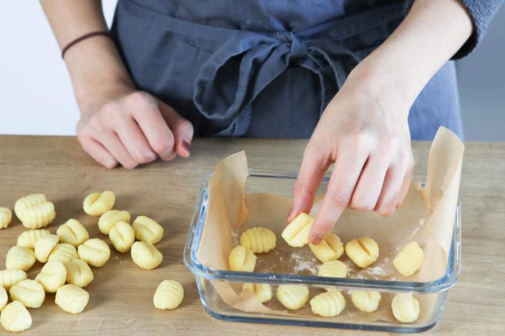 Gnocchi in eine gefriergeeignete Backform legen