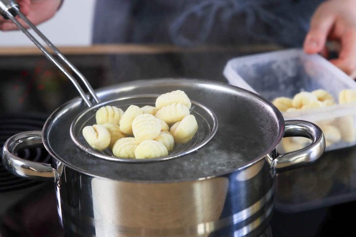 Gnocchi in kochendes Wasser geben