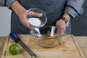 Salz und Zucker für die Beize mischen