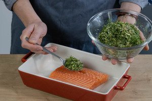Den Lachs mit der Beize einreiben