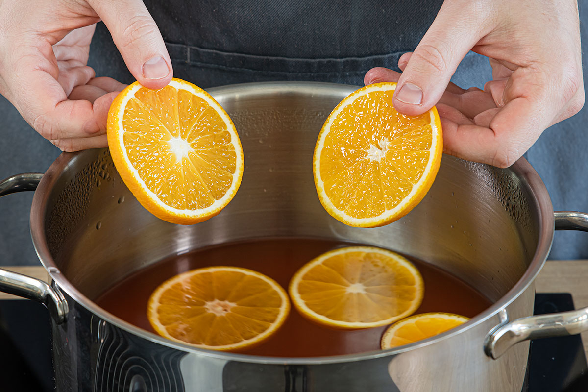 Hot Aperol mit Orangenscheiben ziehen lassen