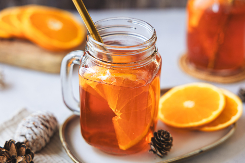 Hot Aperol mit Orangen servieren