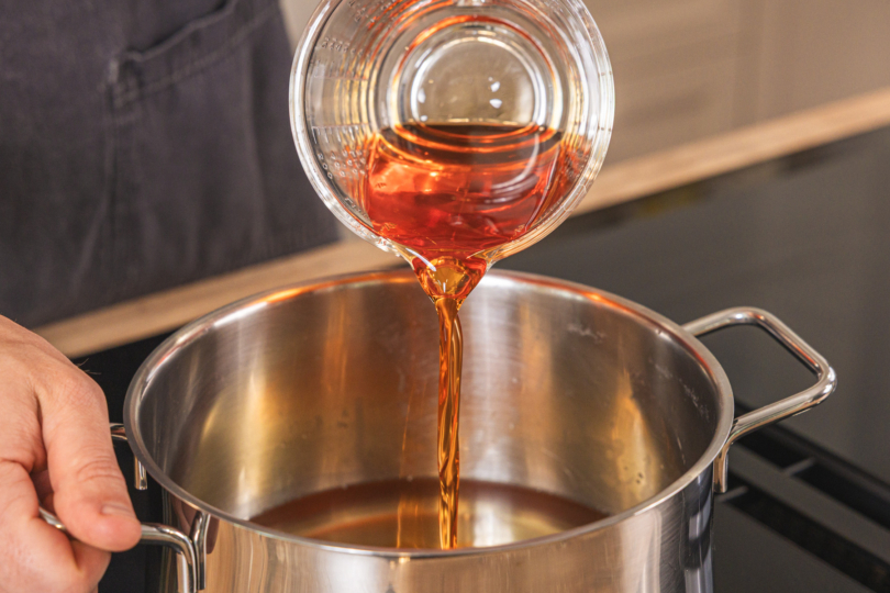 Aperol in den Topf gießen