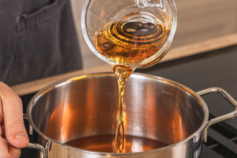 Apfelsaft dazu gießen