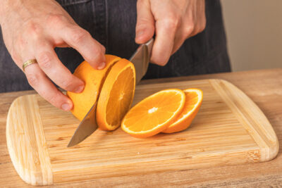 Orange in Scheiben schneiden